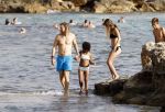 Ibiza 17 augustus 2016
David Guetta met zijn kinderen Tim en Angie op het strand bij Cala tarida. (dochter mint groienen bikini en zoon donkerblauwe zwembroek met rode en licht blauwe bies)