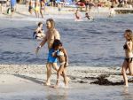 Ibiza 17 augustus 2016
David Guetta met zijn kinderen Tim en Angie op het strand bij Cala tarida. (dochter mint groienen bikini en zoon donkerblauwe zwembroek met rode en licht blauwe bies)