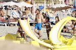 Ibiza 17 augustus 2016
David Guetta met zijn kinderen Tim en Angie op het strand bij Cala tarida. (dochter mint groienen bikini en zoon donkerblauwe zwembroek met rode en licht blauwe bies)