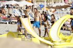 Ibiza 17 augustus 2016
David Guetta met zijn kinderen Tim en Angie op het strand bij Cala tarida. (dochter mint groienen bikini en zoon donkerblauwe zwembroek met rode en licht blauwe bies)