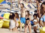 Ibiza 17 augustus 2016
David Guetta met zijn kinderen Tim en Angie op het strand bij Cala tarida. (dochter mint groienen bikini en zoon donkerblauwe zwembroek met rode en licht blauwe bies)