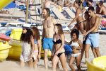 Ibiza 17 augustus 2016
David Guetta met zijn kinderen Tim en Angie op het strand bij Cala tarida. (dochter mint groienen bikini en zoon donkerblauwe zwembroek met rode en licht blauwe bies)