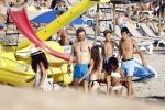 Ibiza 17 augustus 2016
David Guetta met zijn kinderen Tim en Angie op het strand bij Cala tarida. (dochter mint groienen bikini en zoon donkerblauwe zwembroek met rode en licht blauwe bies)