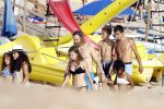 Ibiza 17 augustus 2016
David Guetta met zijn kinderen Tim en Angie op het strand bij Cala tarida. (dochter mint groienen bikini en zoon donkerblauwe zwembroek met rode en licht blauwe bies)