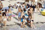 Ibiza 17 augustus 2016
David Guetta met zijn kinderen Tim en Angie op het strand bij Cala tarida. (dochter mint groienen bikini en zoon donkerblauwe zwembroek met rode en licht blauwe bies)