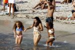 Ibiza 17 augustus 2016
David Guetta met zijn kinderen Tim en Angie op het strand bij Cala tarida. (dochter mint groienen bikini en zoon donkerblauwe zwembroek met rode en licht blauwe bies)