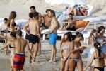 Ibiza 17 augustus 2016
David Guetta met zijn kinderen Tim en Angie op het strand bij Cala tarida. (dochter mint groienen bikini en zoon donkerblauwe zwembroek met rode en licht blauwe bies)