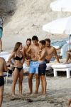 Ibiza 17 augustus 2016
David Guetta met zijn kinderen Tim en Angie op het strand bij Cala tarida. (dochter mint groienen bikini en zoon donkerblauwe zwembroek met rode en licht blauwe bies)