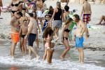 Ibiza 17 augustus 2016
David Guetta met zijn kinderen Tim en Angie op het strand bij Cala tarida. (dochter mint groienen bikini en zoon donkerblauwe zwembroek met rode en licht blauwe bies)