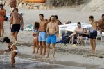 Ibiza 17 augustus 2016
David Guetta met zijn kinderen Tim en Angie op het strand bij Cala tarida. (dochter mint groienen bikini en zoon donkerblauwe zwembroek met rode en licht blauwe bies)