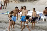 Ibiza 17 augustus 2016
David Guetta met zijn kinderen Tim en Angie op het strand bij Cala tarida. (dochter mint groienen bikini en zoon donkerblauwe zwembroek met rode en licht blauwe bies)