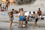 Ibiza 17 augustus 2016
David Guetta met zijn kinderen Tim en Angie op het strand bij Cala tarida. (dochter mint groienen bikini en zoon donkerblauwe zwembroek met rode en licht blauwe bies)