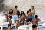 Ibiza 17 augustus 2016
David Guetta met zijn kinderen Tim en Angie op het strand bij Cala tarida. (dochter mint groienen bikini en zoon donkerblauwe zwembroek met rode en licht blauwe bies)