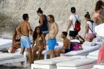 Ibiza 17 augustus 2016
David Guetta met zijn kinderen Tim en Angie op het strand bij Cala tarida. (dochter mint groienen bikini en zoon donkerblauwe zwembroek met rode en licht blauwe bies)