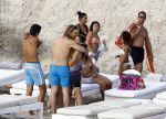 Ibiza 17 augustus 2016
David Guetta met zijn kinderen Tim en Angie op het strand bij Cala tarida. (dochter mint groienen bikini en zoon donkerblauwe zwembroek met rode en licht blauwe bies)