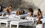 Ibiza 17 augustus 2016
David Guetta met zijn kinderen Tim en Angie op het strand bij Cala tarida. (dochter mint groienen bikini en zoon donkerblauwe zwembroek met rode en licht blauwe bies)