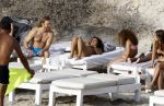 Ibiza 17 augustus 2016
David Guetta met zijn kinderen Tim en Angie op het strand bij Cala tarida. (dochter mint groienen bikini en zoon donkerblauwe zwembroek met rode en licht blauwe bies)