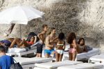 Ibiza 17 augustus 2016
David Guetta met zijn kinderen Tim en Angie op het strand bij Cala tarida. (dochter mint groienen bikini en zoon donkerblauwe zwembroek met rode en licht blauwe bies)