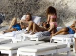 Ibiza 17 augustus 2016
David Guetta met zijn kinderen Tim en Angie op het strand bij Cala tarida. (dochter mint groienen bikini en zoon donkerblauwe zwembroek met rode en licht blauwe bies)
