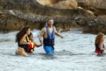 Ibiza 17 augustus 2016
David Guetta met zijn kinderen Tim en Angie op het strand bij Cala tarida. (dochter mint groienen bikini en zoon donkerblauwe zwembroek met rode en licht blauwe bies)