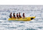 Ibiza 17 augustus 2016
David Guetta met zijn kinderen Tim en Angie op het strand bij Cala tarida. (dochter mint groienen bikini en zoon donkerblauwe zwembroek met rode en licht blauwe bies)