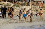 Ibiza 17 augustus 2016
David Guetta met zijn kinderen Tim en Angie op het strand bij Cala tarida. (dochter mint groienen bikini en zoon donkerblauwe zwembroek met rode en licht blauwe bies)