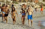 Ibiza 17 augustus 2016
David Guetta met zijn kinderen Tim en Angie op het strand bij Cala tarida. (dochter mint groienen bikini en zoon donkerblauwe zwembroek met rode en licht blauwe bies)