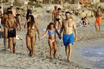 Ibiza 17 augustus 2016
David Guetta met zijn kinderen Tim en Angie op het strand bij Cala tarida. (dochter mint groienen bikini en zoon donkerblauwe zwembroek met rode en licht blauwe bies)