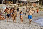 Ibiza 17 augustus 2016
David Guetta met zijn kinderen Tim en Angie op het strand bij Cala tarida. (dochter mint groienen bikini en zoon donkerblauwe zwembroek met rode en licht blauwe bies)