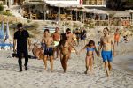 Ibiza 17 augustus 2016
David Guetta met zijn kinderen Tim en Angie op het strand bij Cala tarida. (dochter mint groienen bikini en zoon donkerblauwe zwembroek met rode en licht blauwe bies)