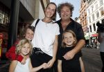 Amsterdam 31 augustus 2016
Presentatie Freek Vonk in Tuschinski. Dirk Zeelenberg ,et zijn vrouw Suus en kinderen