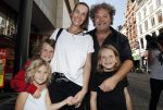 Amsterdam 31 augustus 2016
Presentatie Freek Vonk in Tuschinski. Dirk Zeelenberg ,et zijn vrouw Suus en kinderen