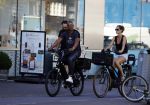 Amsterdam 25 augustus 2016
Frank Rijkaard met zijn vrouw Stephanie op de fiets.