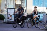 Amsterdam 25 augustus 2016
Frank Rijkaard met zijn vrouw Stephanie op de fiets.
