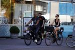 Amsterdam 25 augustus 2016
Frank Rijkaard met zijn vrouw Stephanie op de fiets.