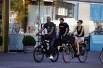 Amsterdam 25 augustus 2016
Frank Rijkaard met zijn vrouw Stephanie op de fiets.