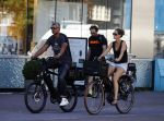 Amsterdam 25 augustus 2016
Frank Rijkaard met zijn vrouw Stephanie op de fiets.