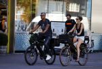 Amsterdam 25 augustus 2016
Frank Rijkaard met zijn vrouw Stephanie op de fiets.