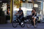 Amsterdam 25 augustus 2016
Frank Rijkaard met zijn vrouw Stephanie op de fiets.