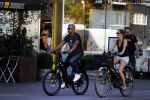 Amsterdam 25 augustus 2016
Frank Rijkaard met zijn vrouw Stephanie op de fiets.