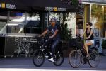 Amsterdam 25 augustus 2016
Frank Rijkaard met zijn vrouw Stephanie op de fiets.
