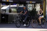 Amsterdam 25 augustus 2016
Frank Rijkaard met zijn vrouw Stephanie op de fiets.