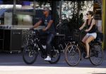 Amsterdam 25 augustus 2016
Frank Rijkaard met zijn vrouw Stephanie op de fiets.
