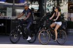Amsterdam 25 augustus 2016
Frank Rijkaard met zijn vrouw Stephanie op de fiets.