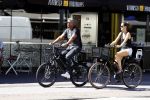 Amsterdam 25 augustus 2016
Frank Rijkaard met zijn vrouw Stephanie op de fiets.