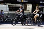 Amsterdam 25 augustus 2016
Frank Rijkaard met zijn vrouw Stephanie op de fiets.