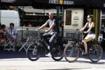 Amsterdam 25 augustus 2016
Frank Rijkaard met zijn vrouw Stephanie op de fiets.