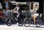 Amsterdam 25 augustus 2016
Frank Rijkaard met zijn vrouw Stephanie op de fiets.