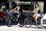 Amsterdam 25 augustus 2016
Frank Rijkaard met zijn vrouw Stephanie op de fiets.