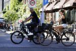 Amsterdam 25 augustus 2016
Frank Rijkaard met zijn vrouw Stephanie op de fiets.